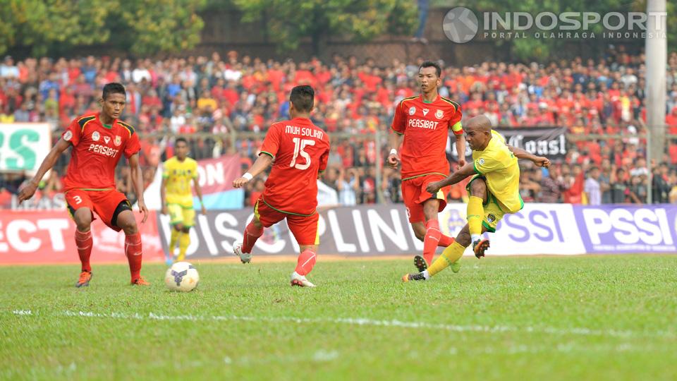 Rinto Ali dari Cilegon United kembali mengancam gawang Persibat Batang dengan kawalan tiga pemain Persibat. Pertandingan dilaksanakan di lapangan sepakbola Krakatau Steel, Cilegon, Banten, Minggu (28/09/14).